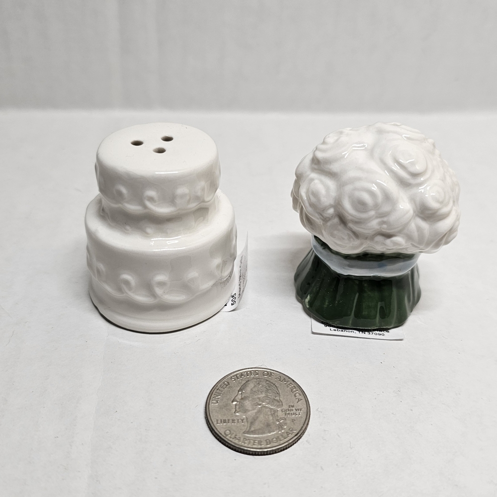 Miniature Salt And Pepper Shakers Shaped As A Wedding Cake In The Wedding Bouque